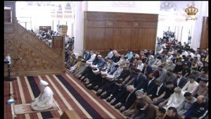 بالصور...ولي العهد يؤدي صلاة الجمعة في مسجد الملك الحسين