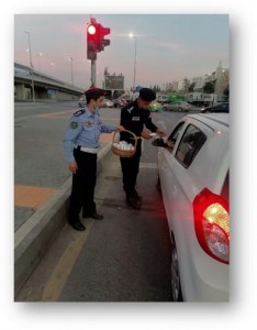 صفوة الإسلامي ينفذ حملة "توزيع التمر والماء" الرمضانية في شوارع الأردن بالتنسيق مع إدارة السير