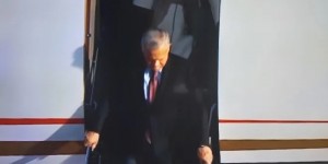 صور عودة الملك وترجله من الطائرة