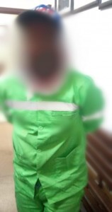 فرق مكافحة التسول تضبط متسولا مكررا ينتحل صفة عامل وطن.