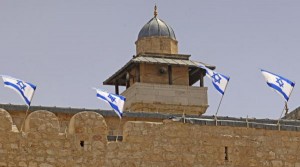 الاحتلال يرفع العلم الإسرائيلي على المسجد الإبراهيمي