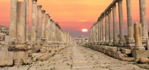 أفعال عبثية تطال أعمدة جرش الأثرية - صورة