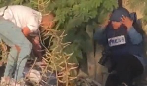 من هو الشاب الذي خاطر بحياته لمحاولة إنقاذ أبو عاقلة؟