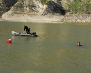 انقاذ شخصين في سد وادي العرب استخدما خزان بلاستيكي كقارب صيد