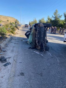 وفاة واصابة بحادث سير بين 3 مركبات على طريق ثغرة عصفور