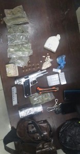 قوة أمنية خاصة تُلقي القبض على مطلوب خطر ومسلح بعد أن قاوم القوة واستخدمت معه قواعد الاشتباك