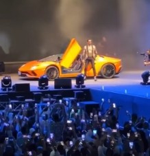 لمن تعود ملكية المركبة التي استخدمها " محمد رمضان " لدخول مسرح آيله بالعقبة