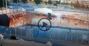 تدهور مركبة وسقوطها داخل "مشروع بناء" على طريق المطار