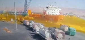 الخصاونة يشكل لجنة تحقيق بحادثة سقوط وانفجار صهريج الغاز في العقبة