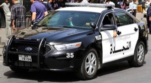 القبض على شخصين سلبا مبلغاً مالياً في عمان