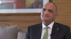 الخصاونة يمدد العمل بأمر دفاع يضع حدا أعلى لأجور نقل البضائع المستوردة