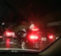 ضبط سائقي ثلاث مركبات ظهروا في فيديو يرتكبون مخالفات خطرة ومتهورة