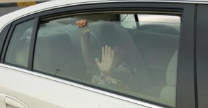 رجل سير ينقذ طفلا تركته والدته داخل السيارة وذهبت للتسوق في اربد