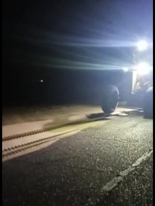 بالصور ... الأشغال تتعامل مع تجمع للرمال على طريق وادي عربة