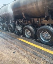 السيطرة على احتراق إطارات صهريج محمل بحامض الفسفوريك