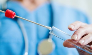 “الأزمات” يدعو المواطنين والمقيمين لإجراء فحص كورونا لتقييم الوضع الوبائي