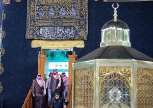 بالصور ... ولي العهد السعودي يشارك بغسل الكعبة