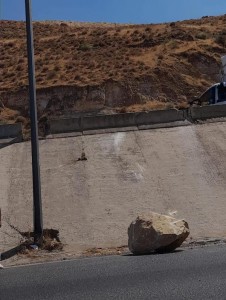 جرافة تتسبب بإنهيار حجارة كبيرة على طريق اربد - عمان