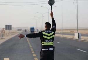 ضبط حدث يتدرب على قيادة مركبة برفقة والده على طريق الـ100