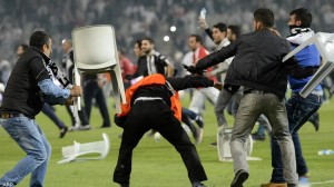 بالفيديو.. مشجع يدخل الملعب ليضرب نجم بشكتاش