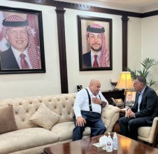 الفراية: تكليف شركة بإجراءات النظافة والصيانة في صالات جسر الملك حسين