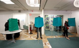 السويديون يدلون بأصواتهم في الانتخابات العامة