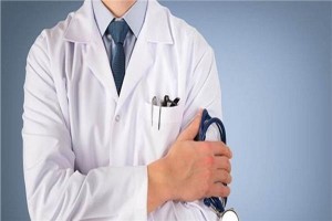 القبض على منتحل صفة طبيب يعالج المرضى ويفحص السيدات في الزرقاء