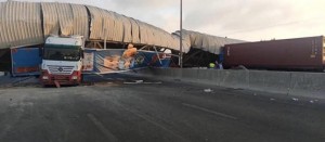 الكشف عن سبب اصطدام "تريلا" بجسر على طريق المطار