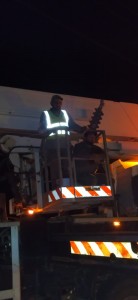 بالصور..الكهرباء الوطنية تتعامل مع حالة عبث ثانية على خط الضغط العالي المغذي للصفاوي والرويشد