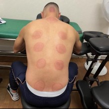 بصورة جديدة مع الحجامة .. بنزيمة لجماهير ريال مدريد: حان الوقت تقريبا الحمد لله