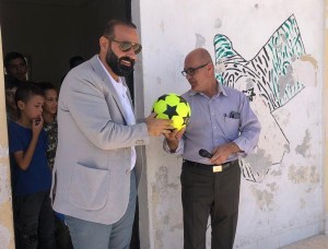 تبرع بكرة قدم لمدرسة في الأردن .. ما القصة؟