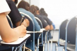 طالبات توجيهي يمتنعن عن الدوام رفضا للنظام المسائي