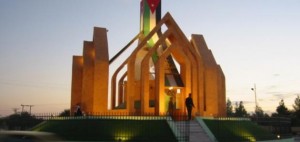 عاطلون عن العمل يهددون بإنهاء حياتهم من أعلى برج للإرسال في معان