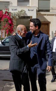 ولي العهد يزور الإعلامي غالب الحديدي