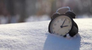 الحكومة تثبت العمل بالتوقيت الصيفي طوال العام .. وتأخير دوام الطلبة