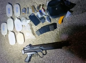 مداهمتان ومقاومة بالنار .. وضبط مروجي مخدرات في عمان والبادية الوسطى