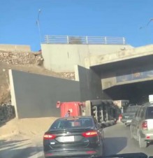 تدهور مركبة شحن وسقوط حمولتها عند نفق الملتقى بعمان