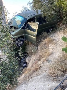 بالصور ... باص يقتحم منزلا في الطفيلة بسبب سوء حالة الطريق