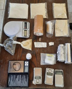 القبض على تاجرَي مخدرات بحوزتهما هيروين و مادة الكريستال المخدرة