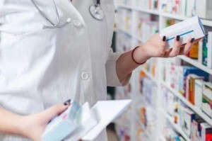 في موقف بطولي.. طالبة صيدلة تسعف رجل اغمي عليه في مرج الحمام