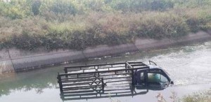 انتشال مركبة سقطت بمياه قناة الملك عبدالله د ون وقوع اصابات