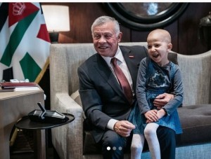 بالصور ... الطفلة شادن الرمحي ووالداها في ضيافة الملك