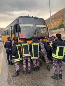 تعزيزات أمنية أمام مستشفى الزرقاء الحكومي