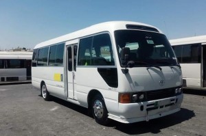 سائق حافلة يغلق الطريق العام بسبب مخالفة سير في العاصمة عمّان