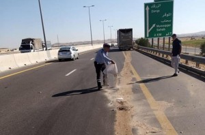 تحويل مؤقت للسير في شارع 100 إثر انقلاب مركبة شحن