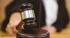 الحبس لسيدة وموظف بنك اختلسا 71 ألفا من حساب عميلة