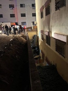 بالصور ... سقوط مركبة داخل تسوية إحدى العمارات في الزرقاء