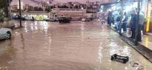 مياه الامطار تغلق دوار وتداهم منازل في جرش