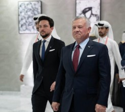 الملك يغادر الدوحة