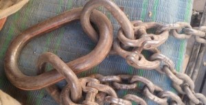 طالب يعتدي على مديره بـ"الجنزير" ويكسر يده